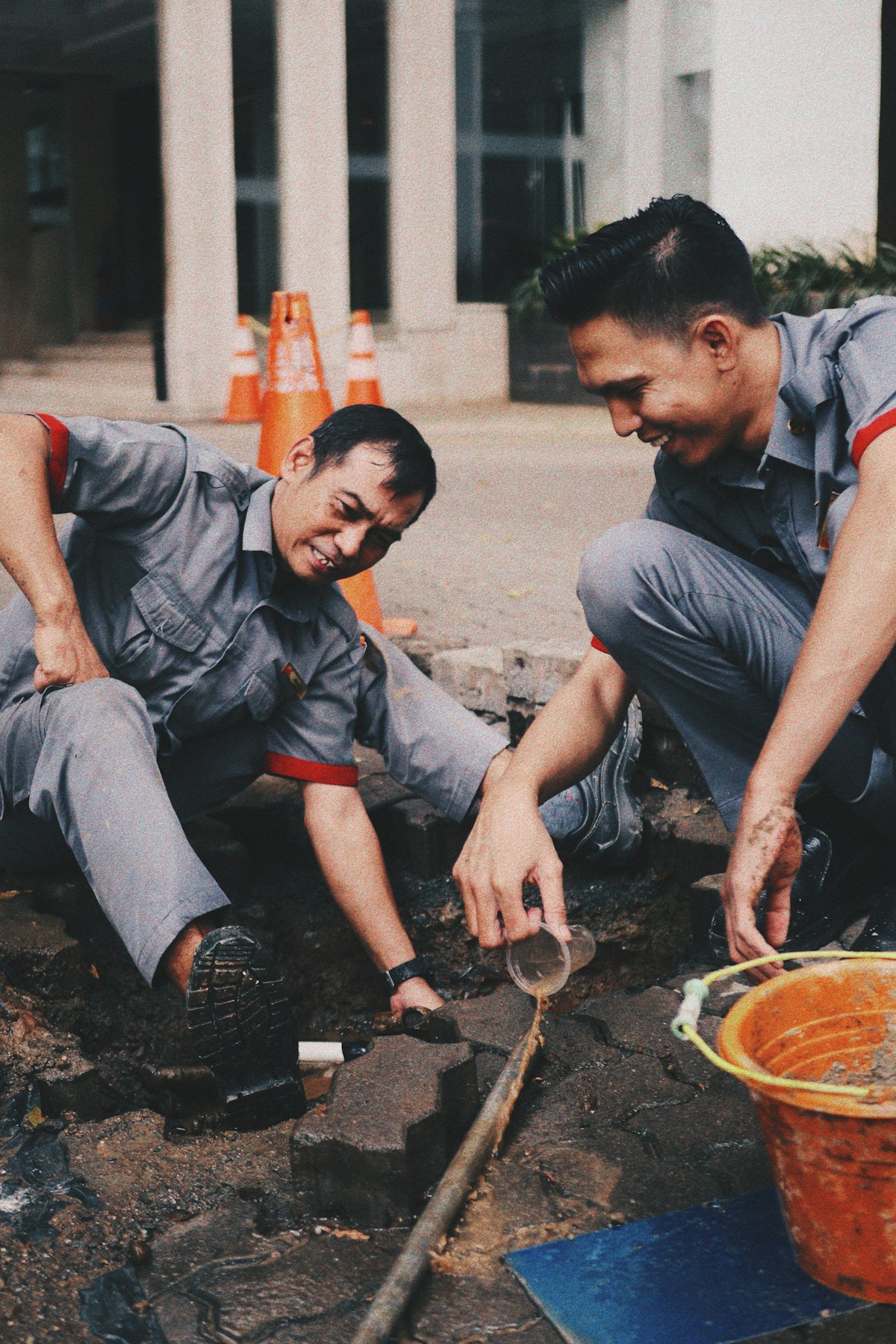 Trabajadores reparando una cañería